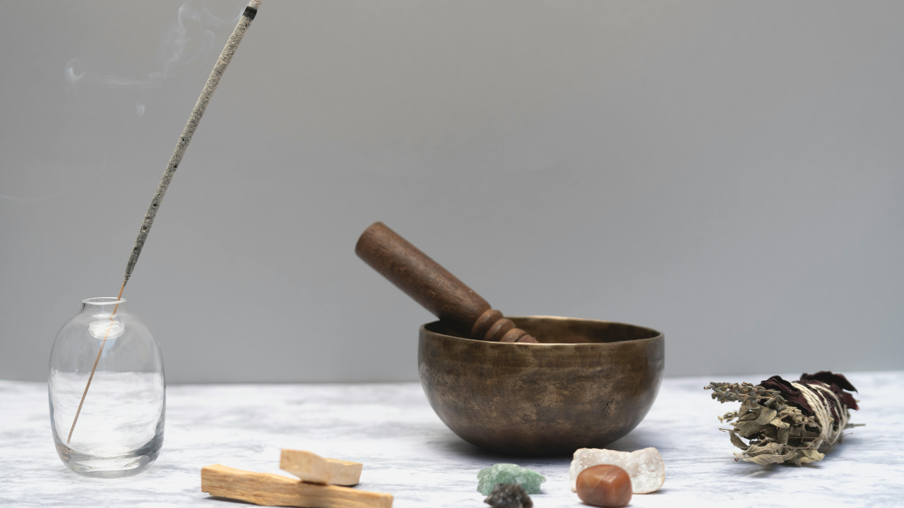 Con sencillos pasos como el uso de sahumerios, cristales, sal y sonidos, puedes purificar tu casa y llenarla de paz, armonía y energía positiva.