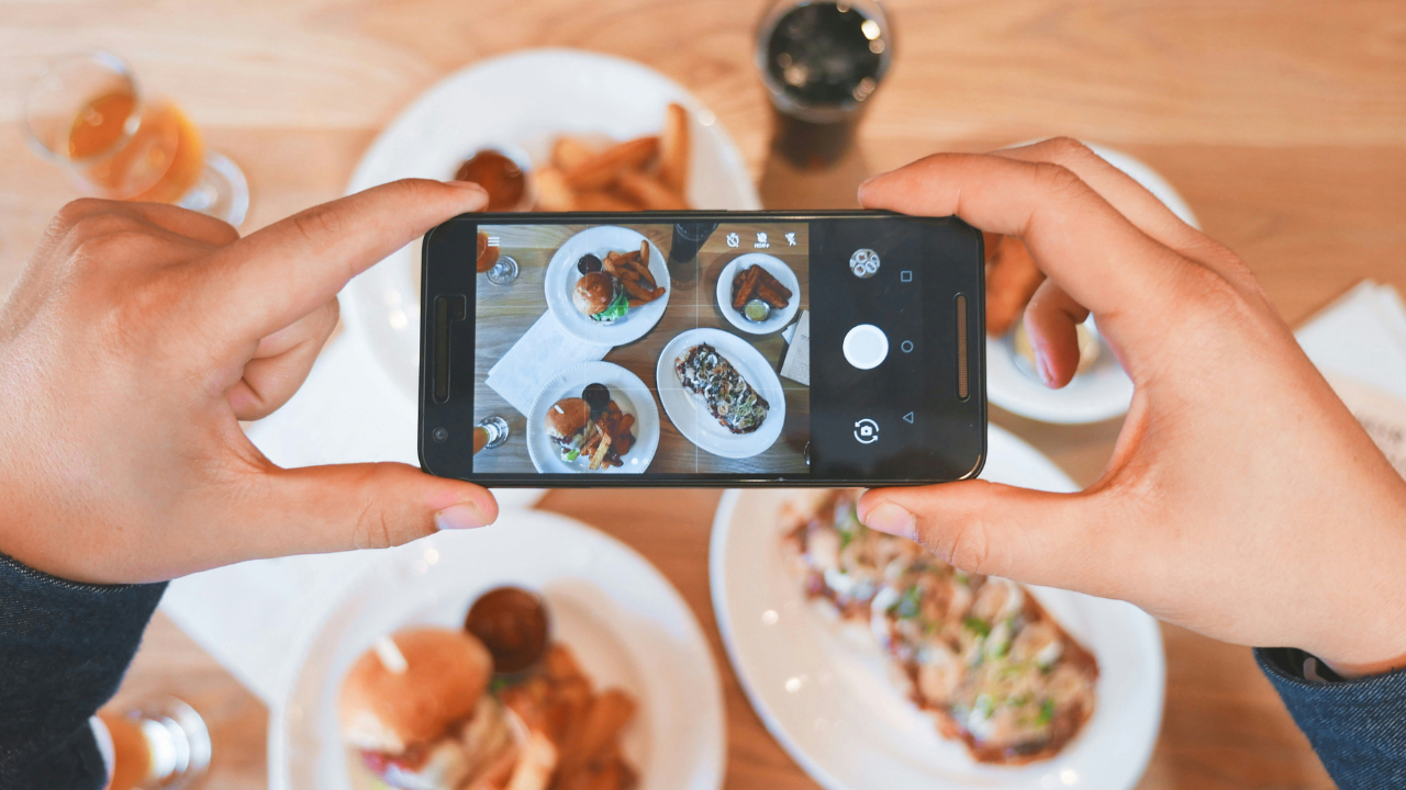 La nomofobia, un término que proviene de la frase "no-mobile-phone phobia" (fobia a no tener el teléfono móvil).