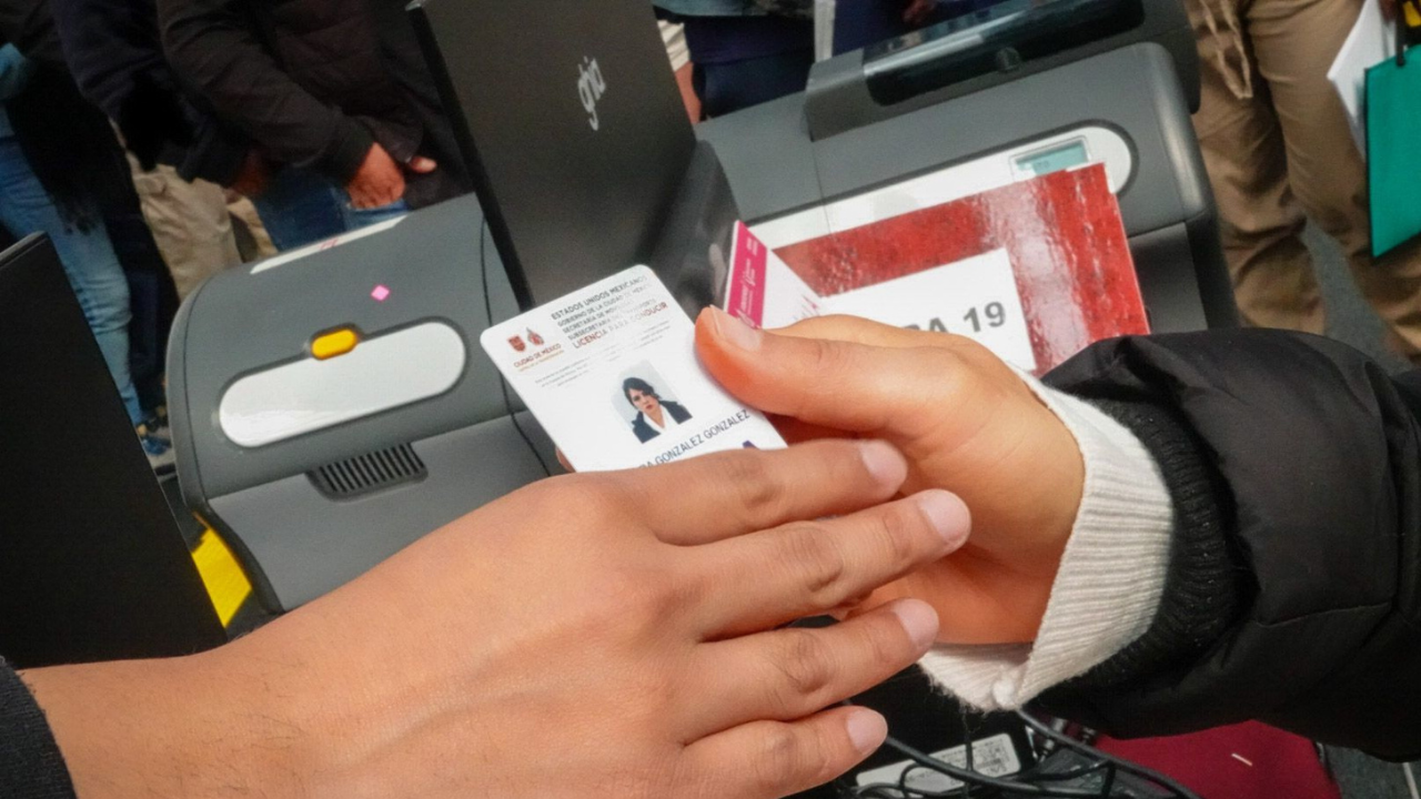 El precio de la licencia permanente es de 1,500 pesos.