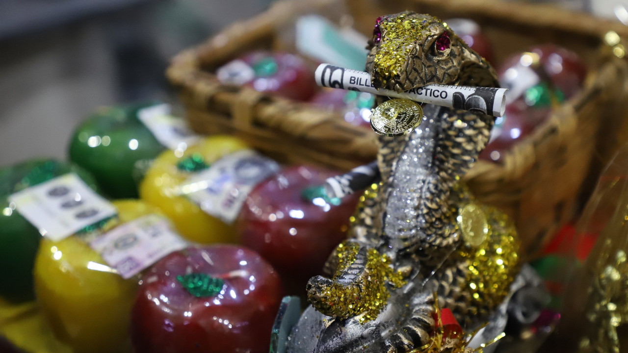 Según la tradición china, la serpiente también está asociada con la buena suerte y la longevidad.