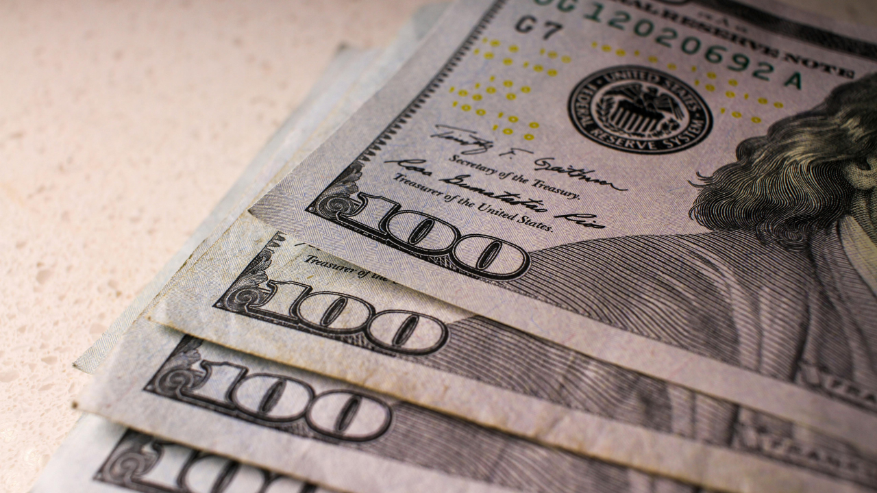 De acuerdo con los datos oficiales del Banco de México (Banxico), el tipo de cambio cerró en 20.4915 pesos por dólar.