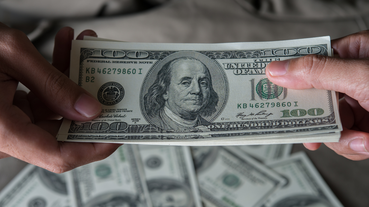 A lo largo de la jornada, esta divisa osciló entre un mínimo de MXN 20.78 y un máximo de MXN 20.90, reflejando cierta volatilidad en el mercado cambiario.