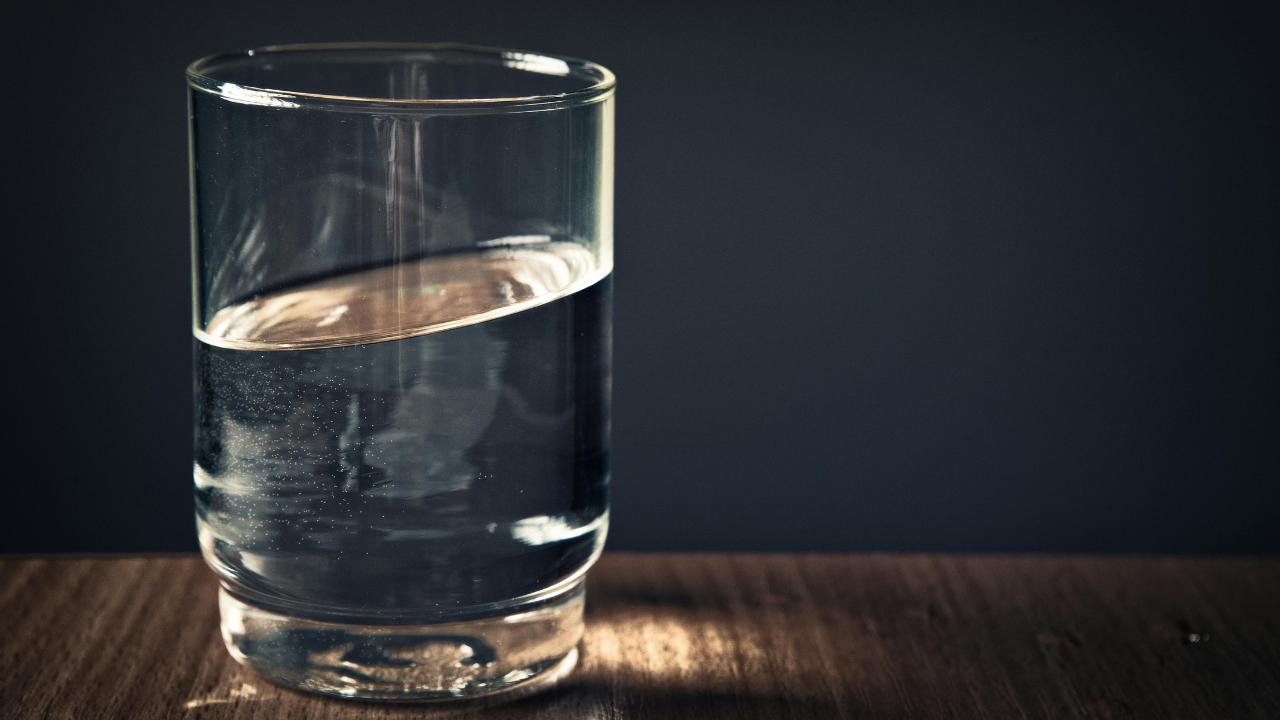 Tomar agua simple es uno de los hábitos más saludables que puedes adoptar.