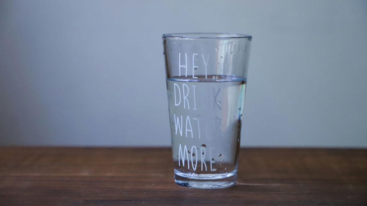 El agua ayuda a los riñones a eliminar toxinas y desechos a través de la orina.