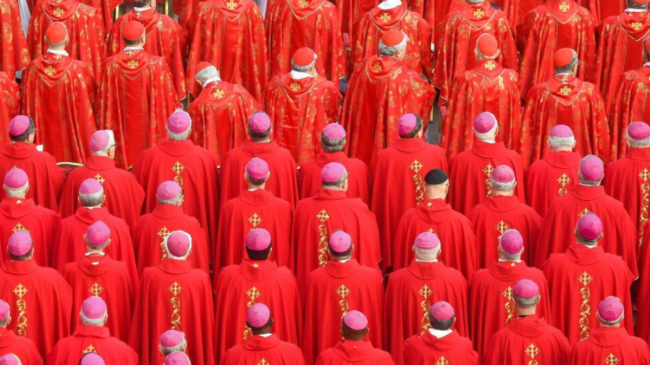El Cónclave es la reunión de los cardenales electores menores de 80 años que forman parte del Colegio Cardenalicio.