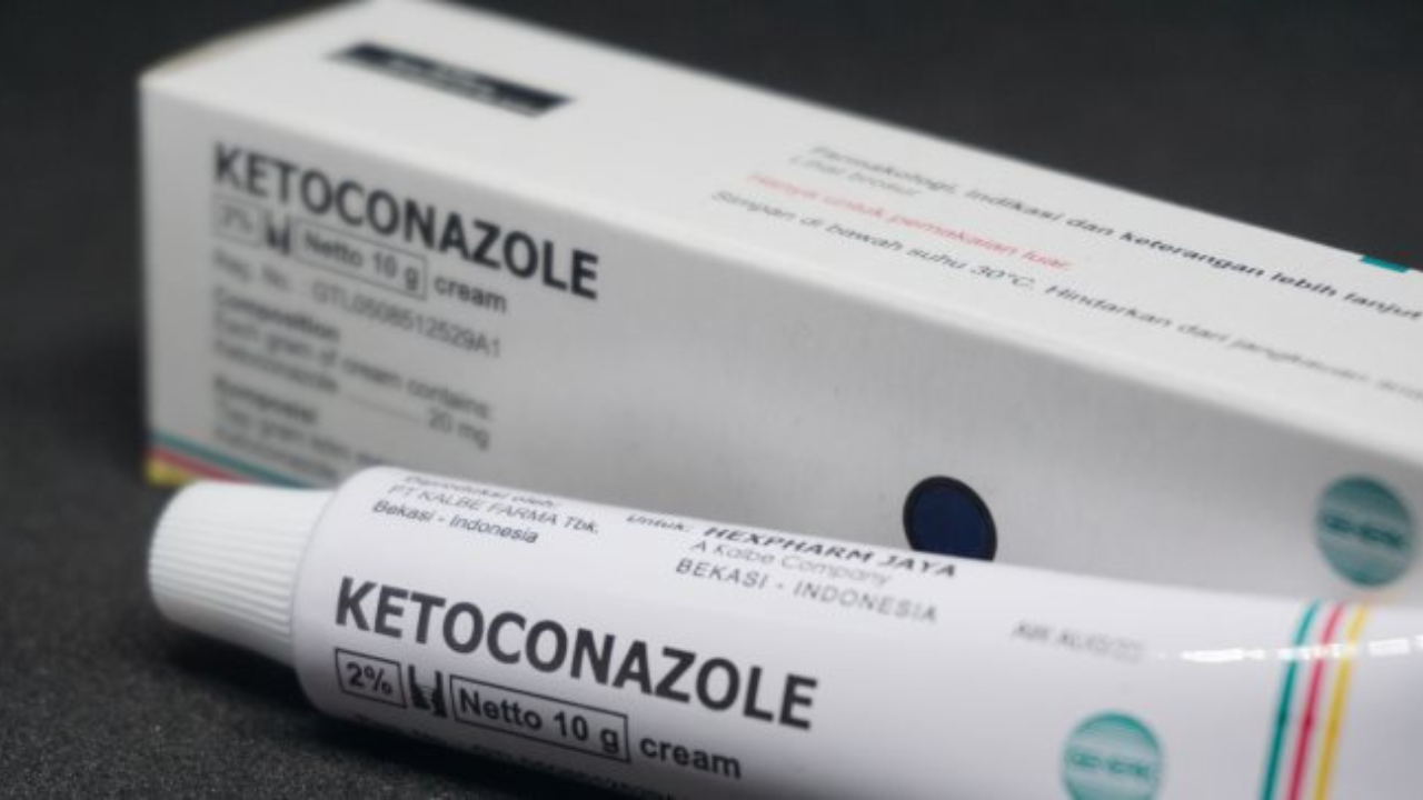 En casos más severos, los corticoides tópicos pueden ser recetados por un dermatólogo.