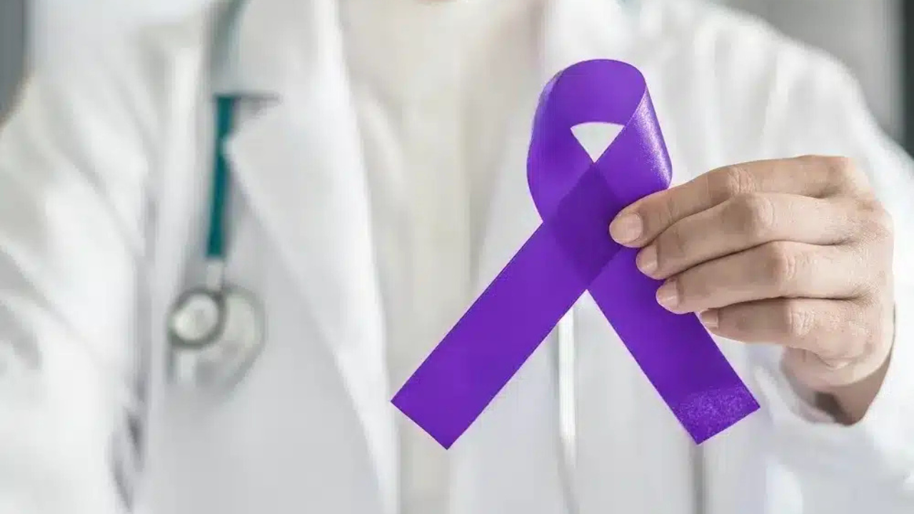 ¿Sientes algo raro? Aprende a detectar síntomas tempranos del cáncer testicular.