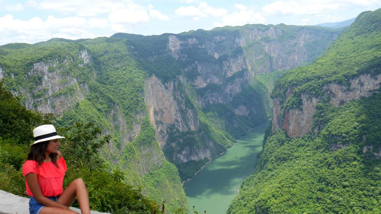 Mirador del Cañón del Sumidero (Chiapas), durante el día, el cielo sobre el imponente cañón es simplemente majestuoso.