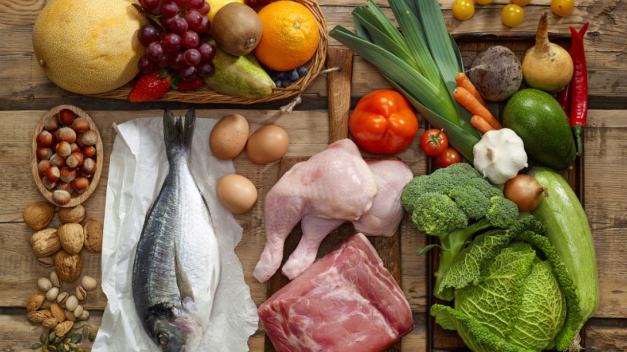 Una dieta equilibrada, rica en zinc, vitaminas B y omega-3, puede ayudar a mantener un cuero cabelludo saludable.