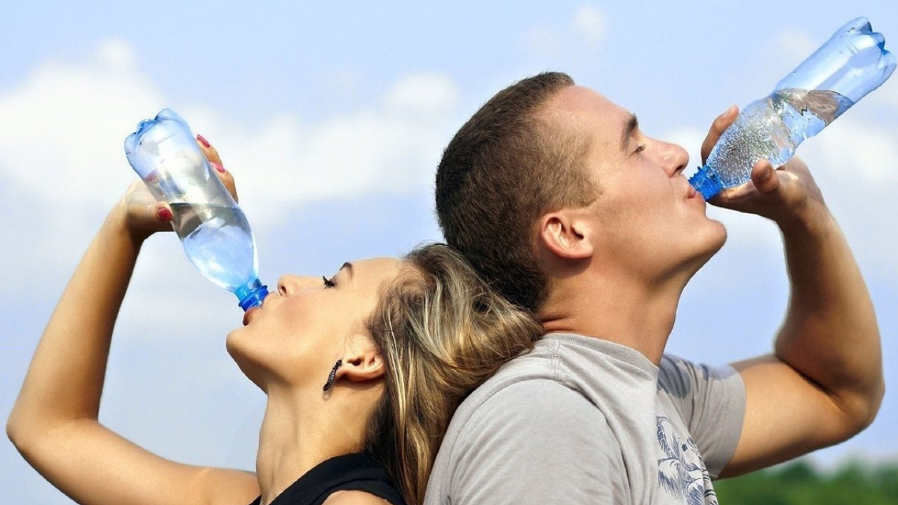 Hidrátate constantemente, aunque no tengas sed. Bebe agua simple y evita bebidas alcohólicas o azucaradas.
