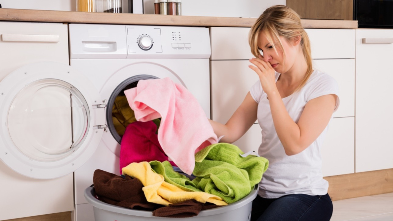 ¿Tu ropa huele a humedad? Así puedes quitar el mal olor.