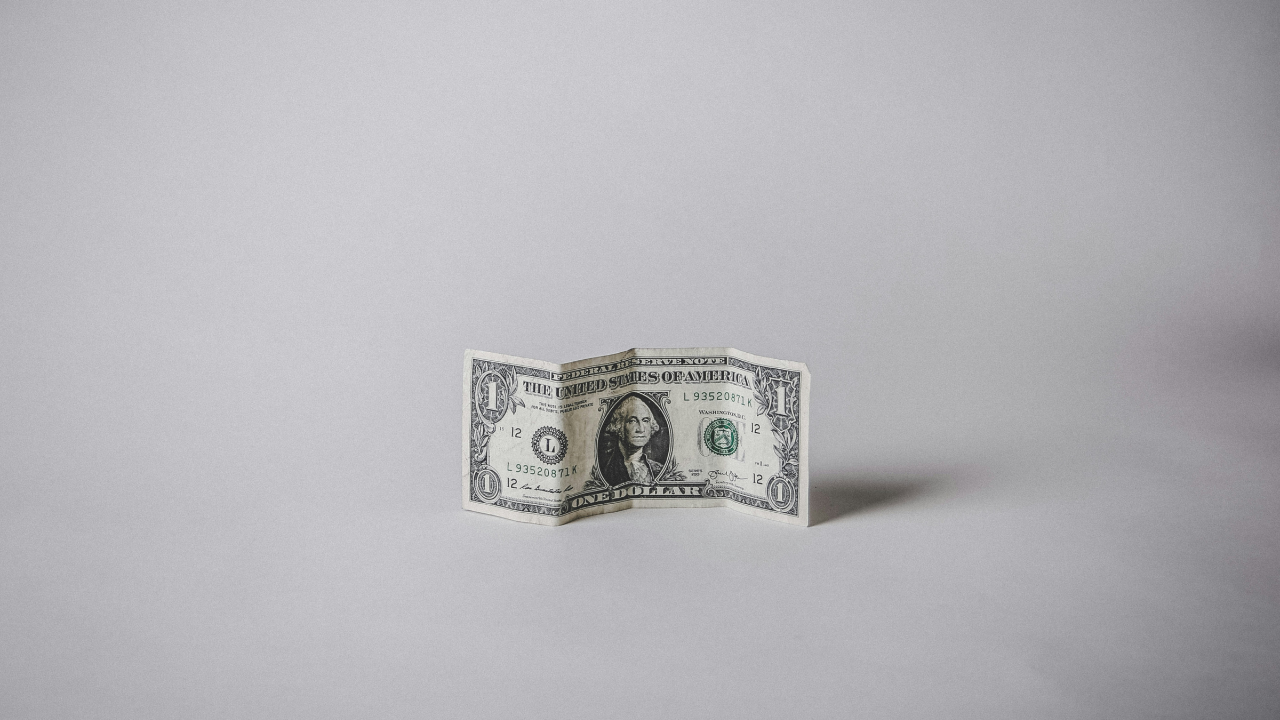 El tipo de cambio cerró la jornada con un precio de $18.05 pesos para la compra y $19.95 pesos para la venta.