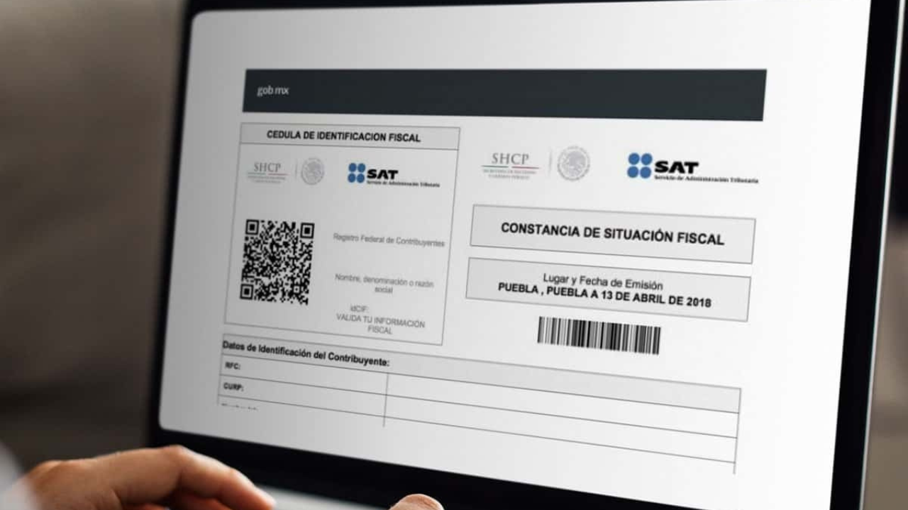 El Servicio de Administración Tributaria (SAT) permite que cualquier persona física mayor de 18 años, con CURP, pueda inscribirse en el RFC en línea.
