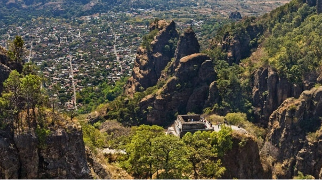El cerro del Tepozteco es perfecto para ver el amanecer después de una caminata mañanera.