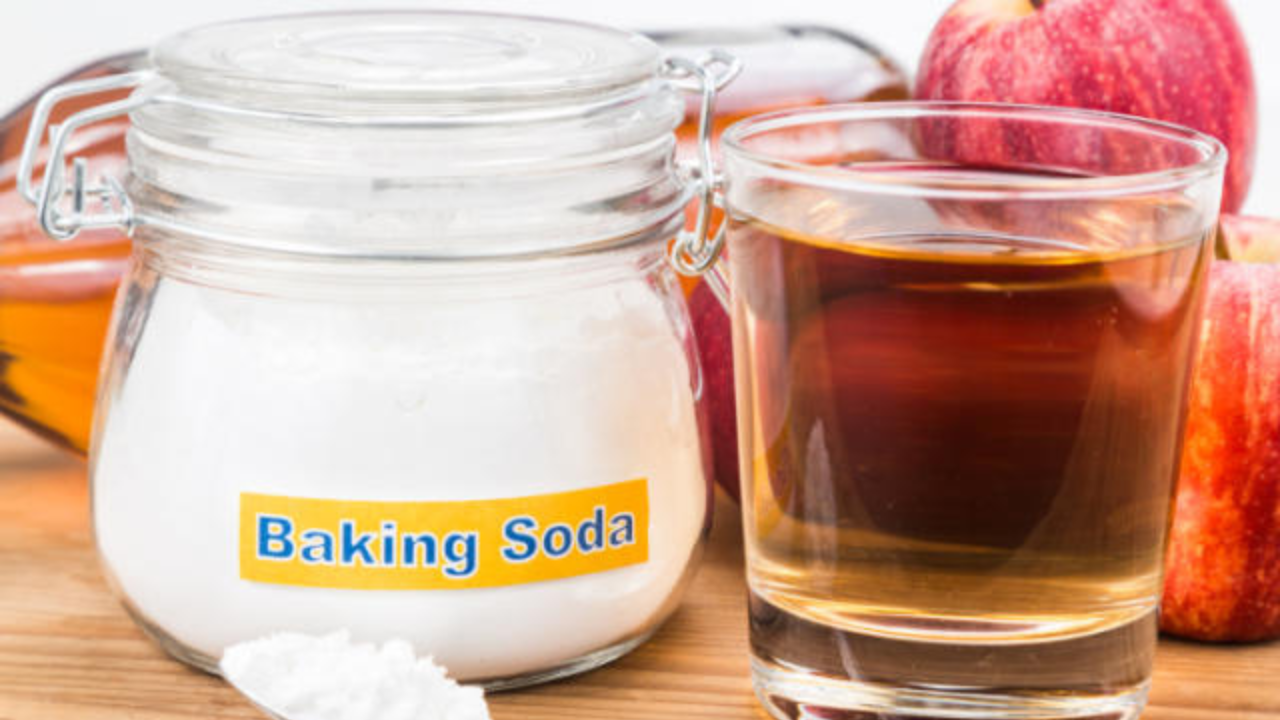 Vinagre de manzana y bicarbonato: ayuda a equilibrar el pH del cuero cabelludo.