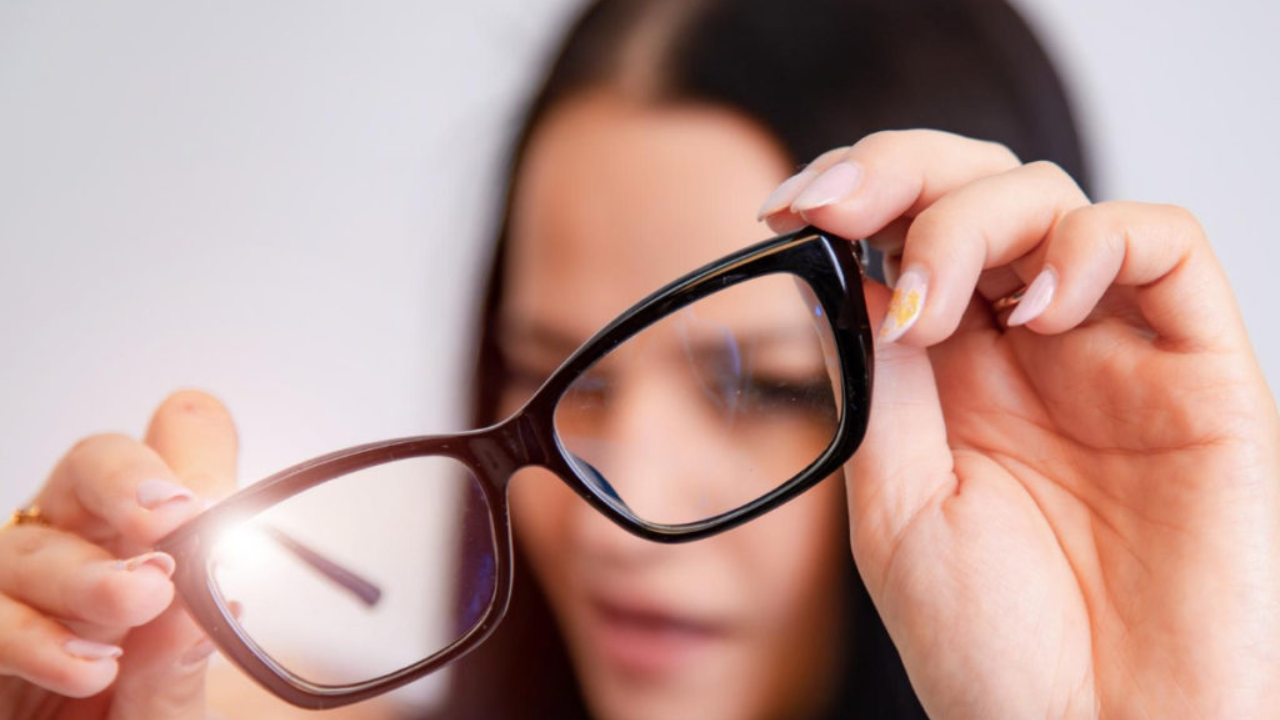 ¿Ves borroso, con manchas o destellos? Descubre qué podrían estar diciendo tus ojos sobre tu salud.