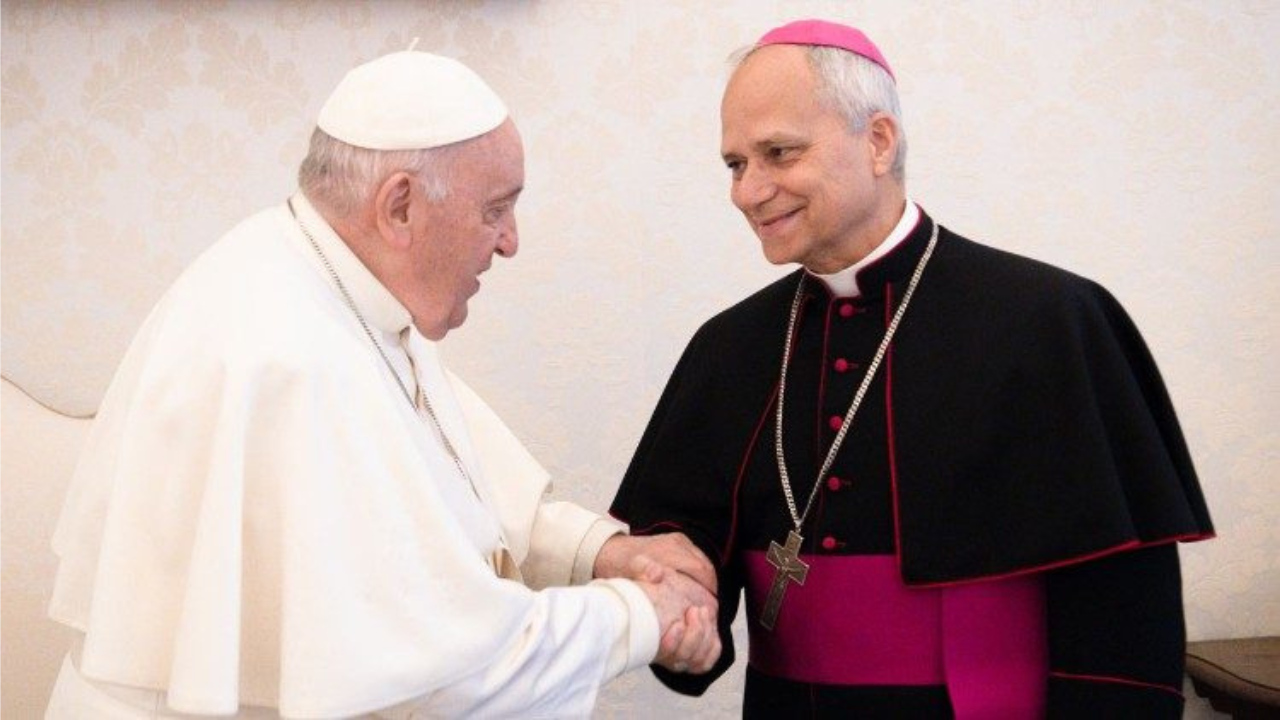 Una cercanía directa al Papa Francisco y una visión profunda sobre los desafíos de la Iglesia global.