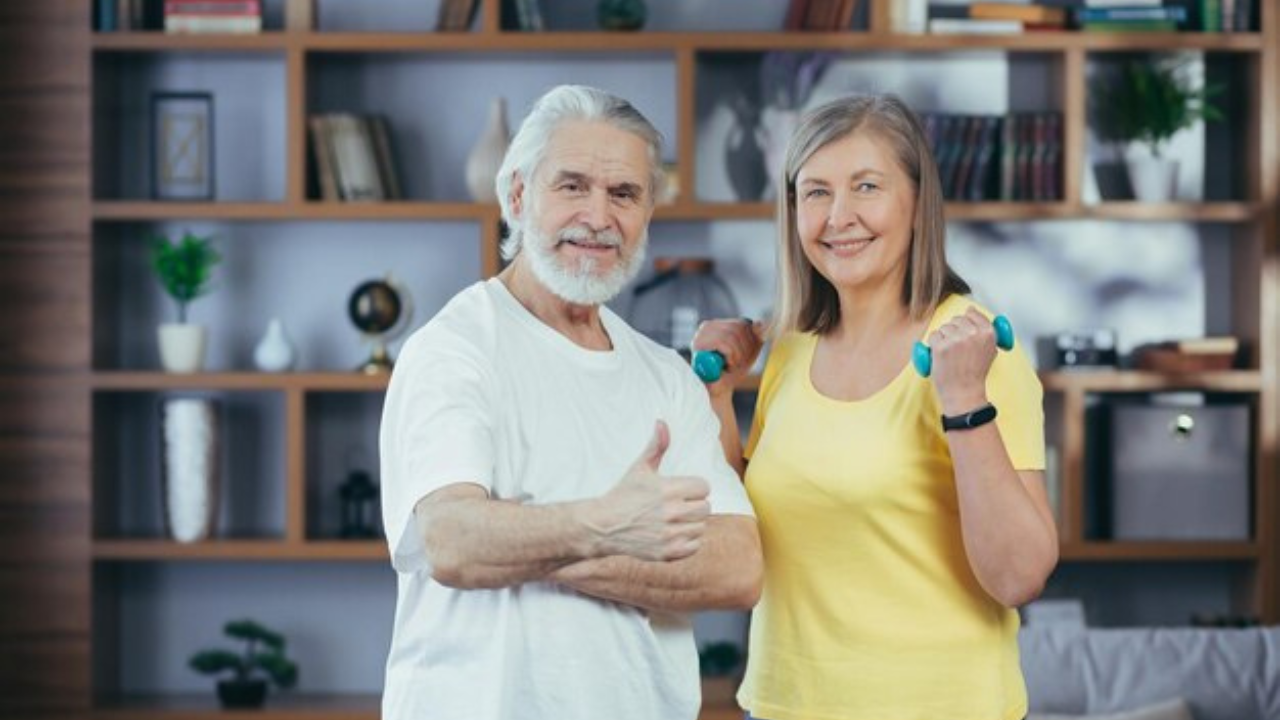El INFONAVIT tiene establecida una edad máxima de 70 años para hombres y 75 años para mujeres para solicitar un crédito.