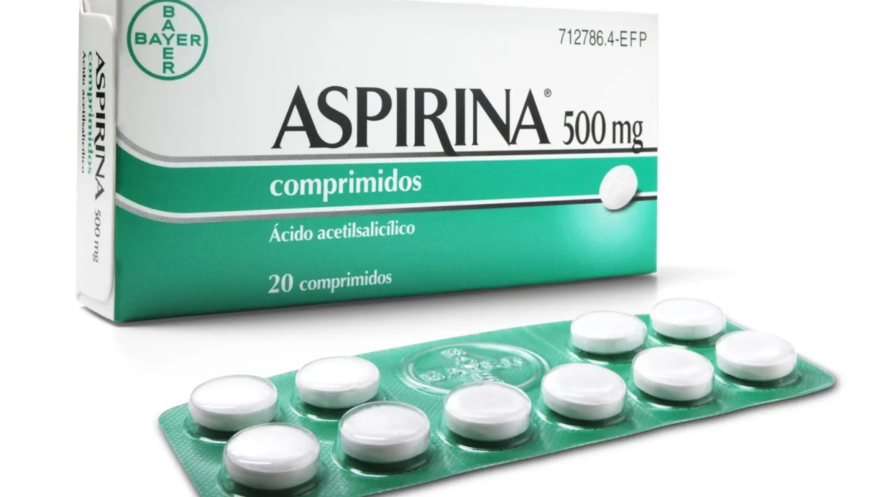 La aspirina jamás debe administrarse sin supervisión profesional, ya que su metabolismo en gatos es lento y puede acumularse, causando intoxicación.