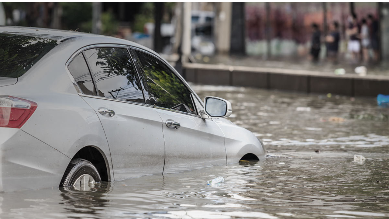 Una cobertura amplia puede protegerte de una pérdida total en caso de que el vehículo quede inservible por el agua.