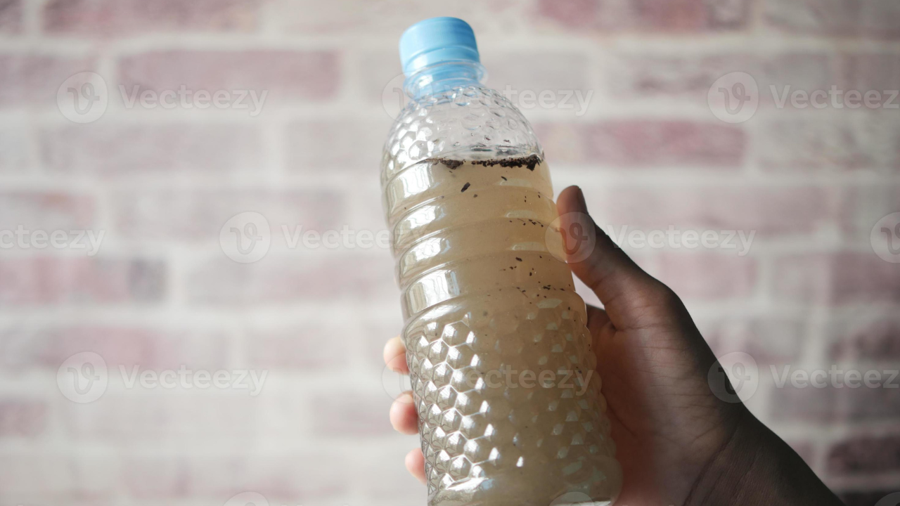 ¿Qué pasa si no lavas tu botella de agua? Estos son los riesgos que nadie te cuenta.
