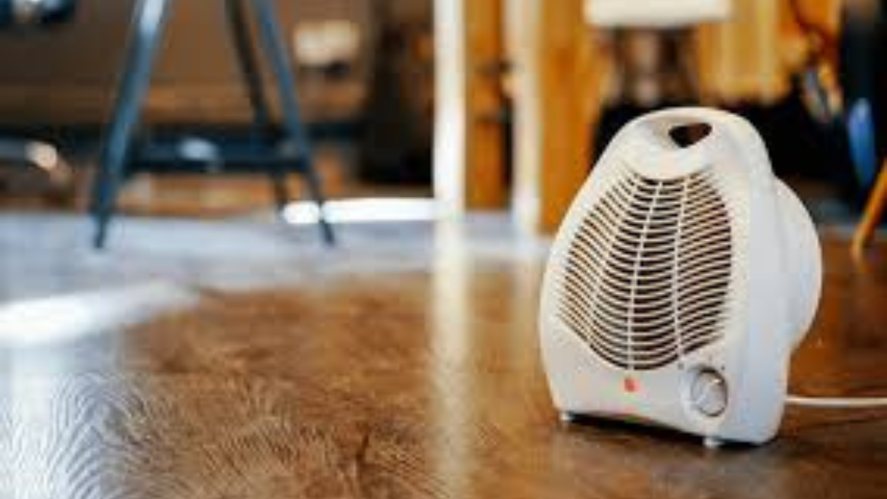 También puedes utilizar calefactores eléctricos portátiles en los espacios que más usas, para incrementar la temperatura rápidamente.