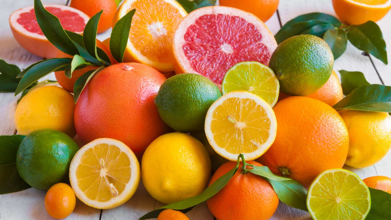 Las naranjas, toronjas y mandarinas son ricas en vitamina C, lo que contribuye a mantener las defensas altas durante los días húmedos y fríos.