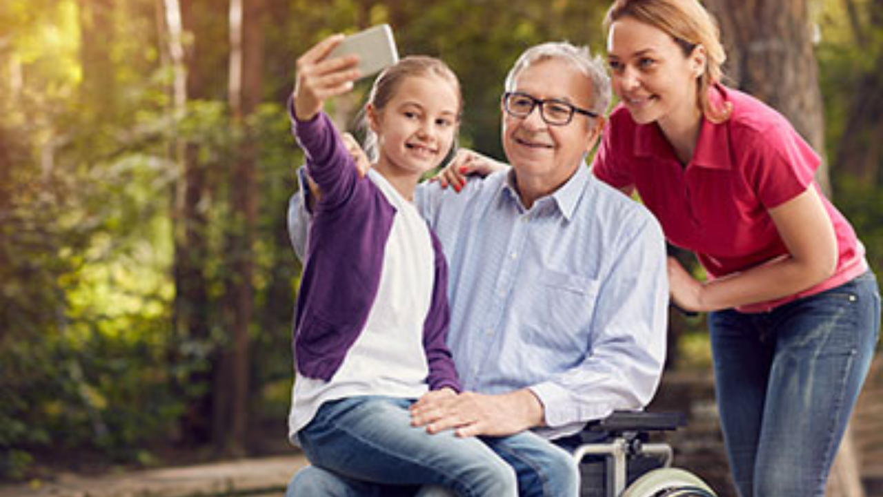 Las personas que pueden ser beneficiarios de una pensión alimenticia son menores de edad, adultos mayores, discapacitados y conyugues.
