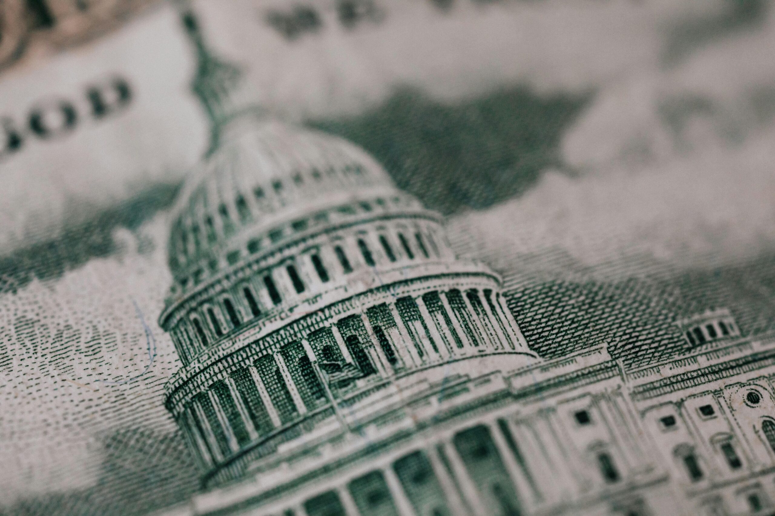 La jornada cerró con el tipo de cambio en 18.9114 unidades por dólar, frente a las 18.9396 unidades del día anterior.
