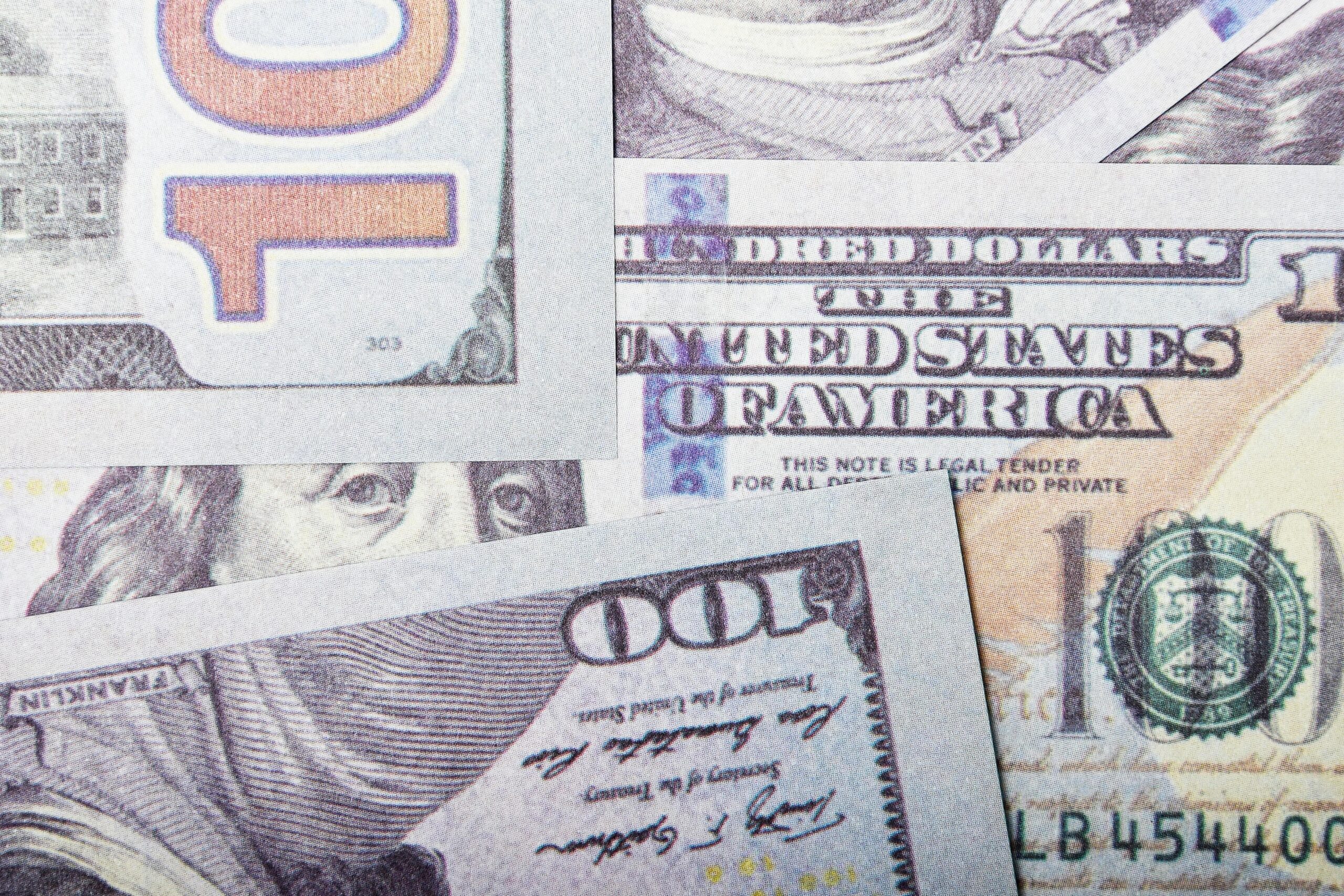 El peso mexicano se fortaleció frente al dólar este lunes 16 de junio de 2025.