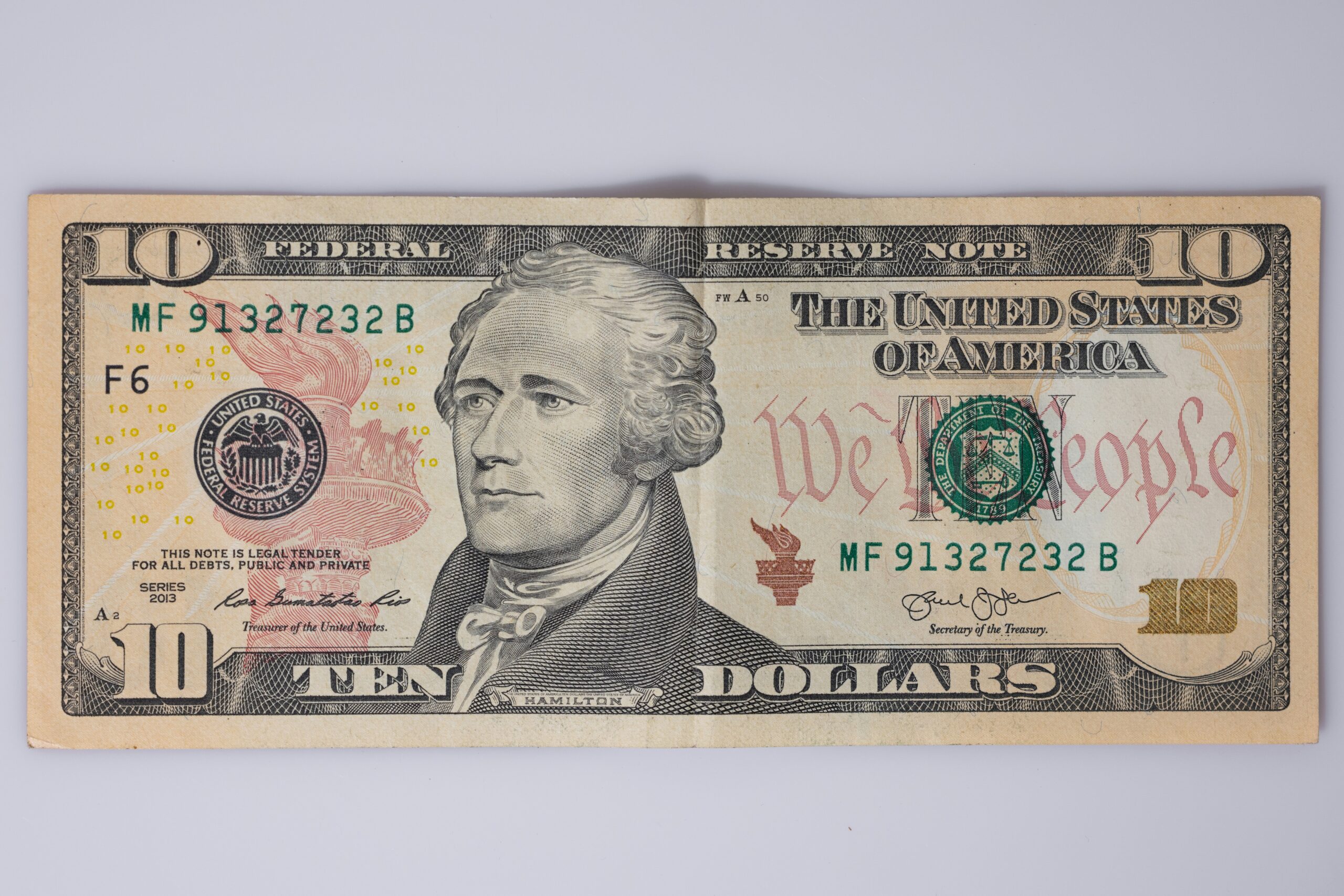El peso mexicano se fortaleció frente al dólar este lunes.