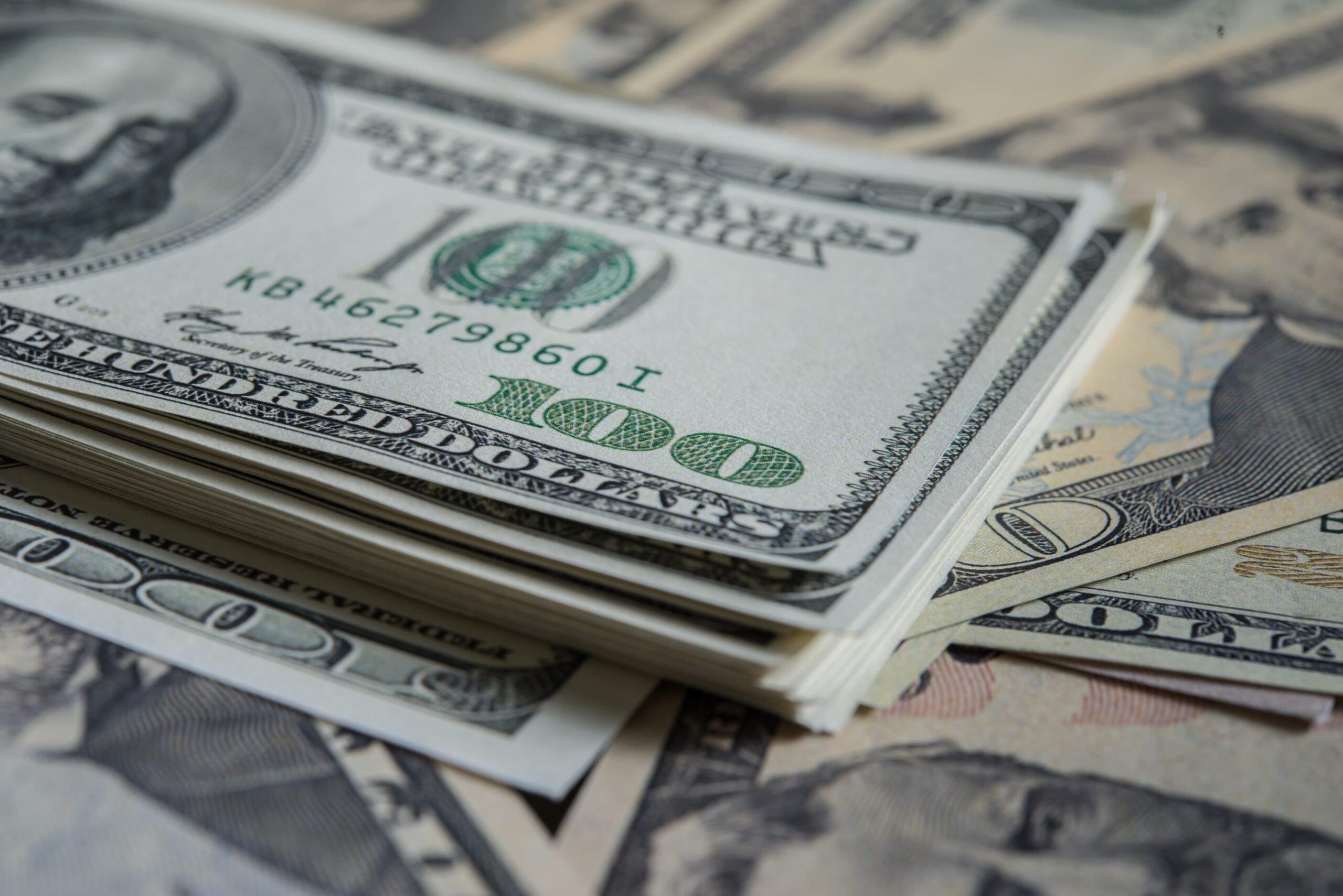Peso mexicano retrocede frente al dólar en sesión volátil, pero cierra la semana con ganancias.