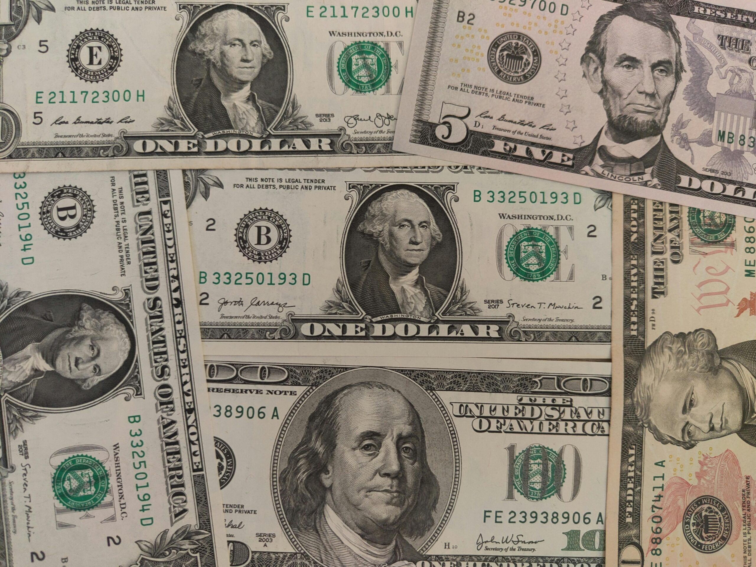 La jornada de este lunes marcó la cuarta sesión consecutiva de ganancias para el peso, en un entorno marcado por la debilidad generalizada del dólar estadounidense.