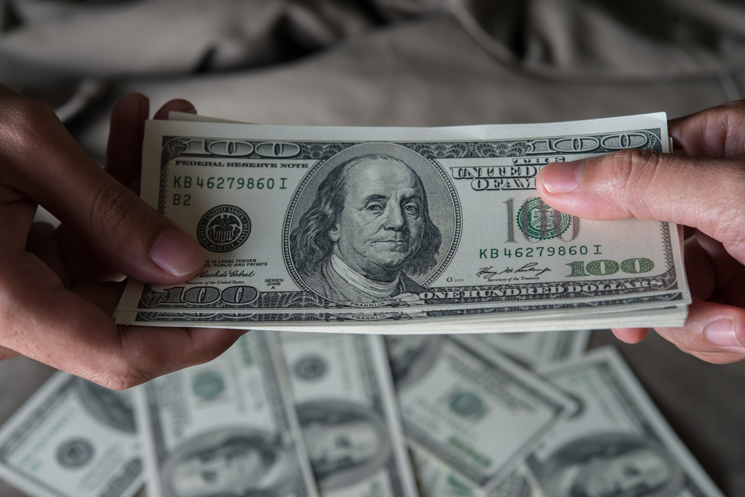 De acuerdo con datos del Banco de México, el tipo de cambio spot finalizó en 18.9396 unidades por dólar.