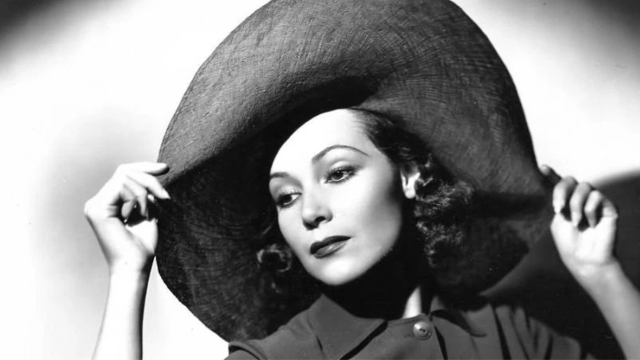 Considerada la primera actriz mexicana en triunfar en Hollywood, Dolores del Río fue una figura clave del cine mudo y sonoro.
