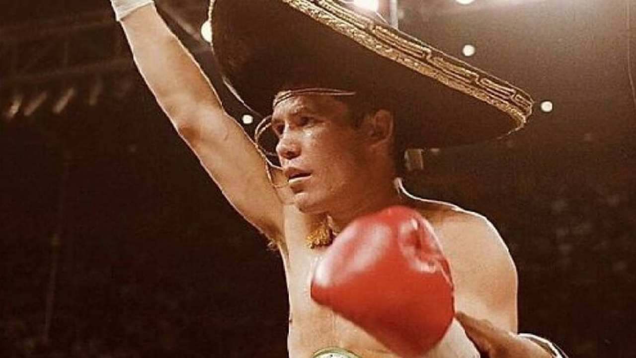 Con un récord profesional de 107 victorias, 6 derrotas y 2 empates, Chávez fue campeón mundial en tres divisiones diferentes: superpluma, ligero y superligero.