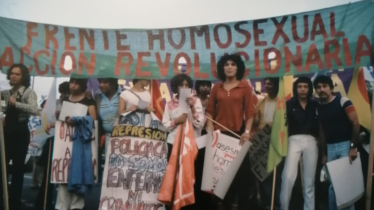 En 1979, se realizó la primera Marcha del Orgullo Gay en la Ciudad de México, con consignas a favor de la visibilidad y los derechos.