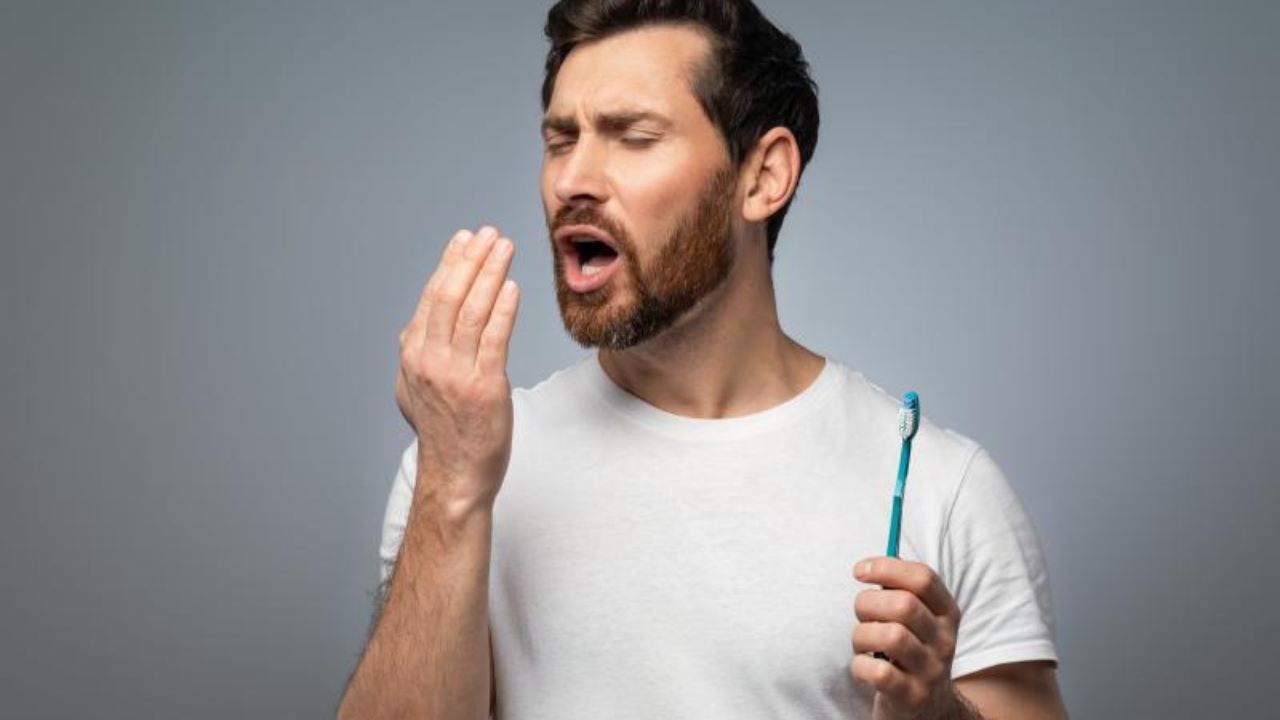 Uno de los riesgos más comunes de seguir ignorando los cuidados es el mal olor o sabor que no se va con enjuague simple.