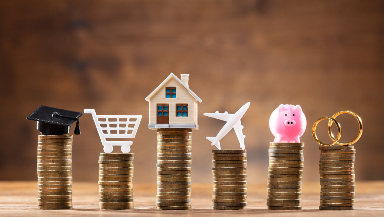 No existe una fórmula universal, pero lo ideal es pagar las deudas más costosas sin dejar de construir un pequeño colchón de ahorro.