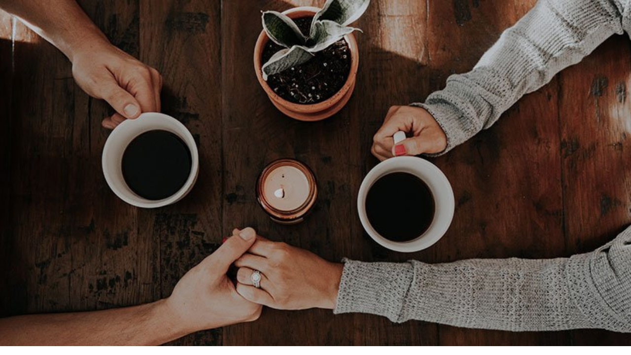 Una de las cosas que más destacan los expertos es que las parejas saludables dedican tiempo de calidad juntos, sin distracciones como el celular, el trabajo o las redes sociales.