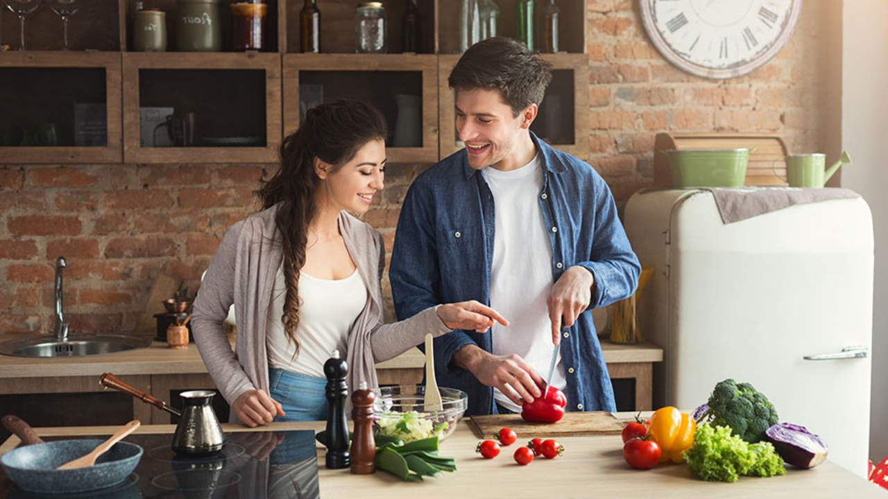 Los rituales de pareja, como cocinar juntos los domingos o salir a caminar los sábados por la mañana, fortalecen el sentido de conexión y seguridad.