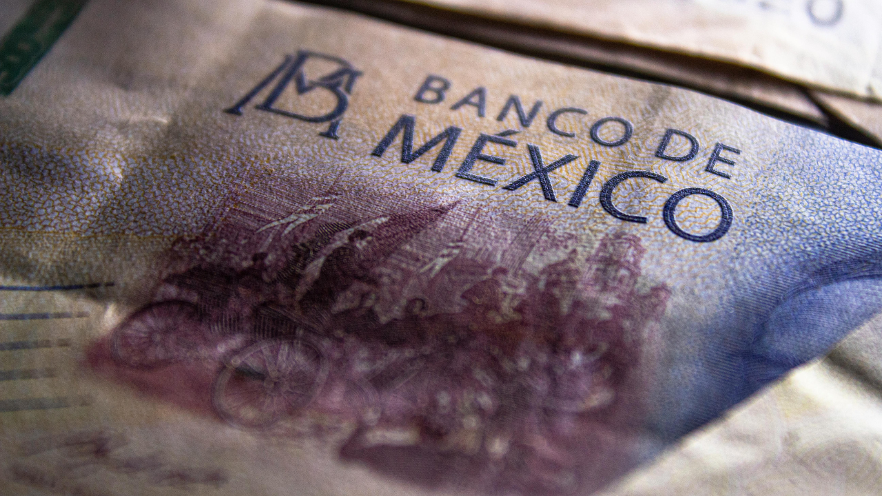 El peso mexicano suma su cuarta jornada de ganancias consecutivas.