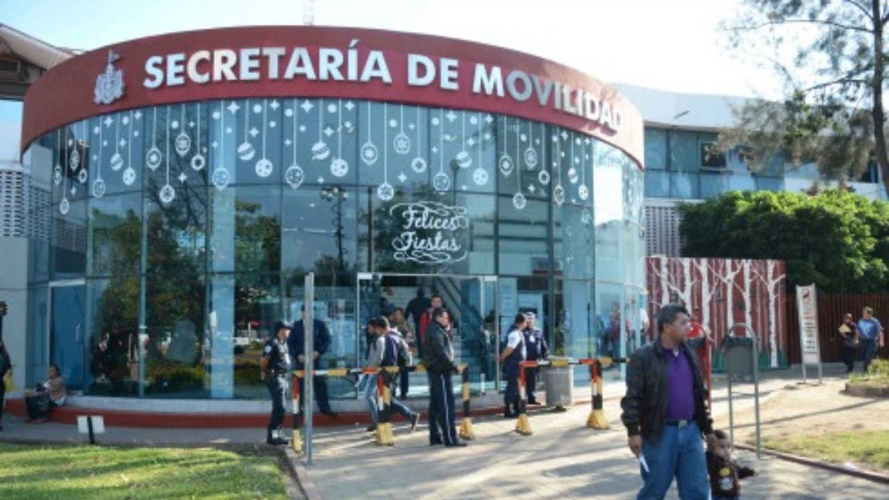 El proceso se realiza en la Secretaría de Finanzas o Secretaría de Movilidad de tu estado. Algunos estados permiten iniciar el trámite en línea.