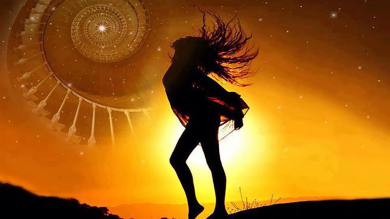 El solsticio de verano es un fenómeno astronómico que sucede cuando el Sol alcanza su punto más alto en el cielo al mediodía.