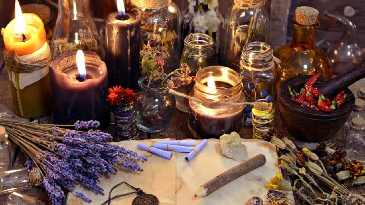 Enciende velas que representen al calor del sol y hierbas como purificación del espacio para la armonía.