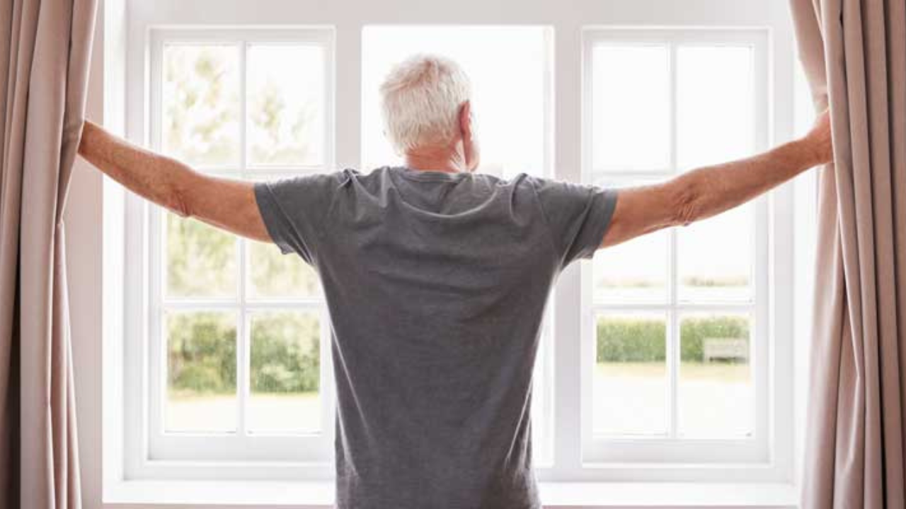 Una de las causas principales de la humedad es la mala ventilación. Abre ventanas diariamente y permite la circulación de aire fresco.