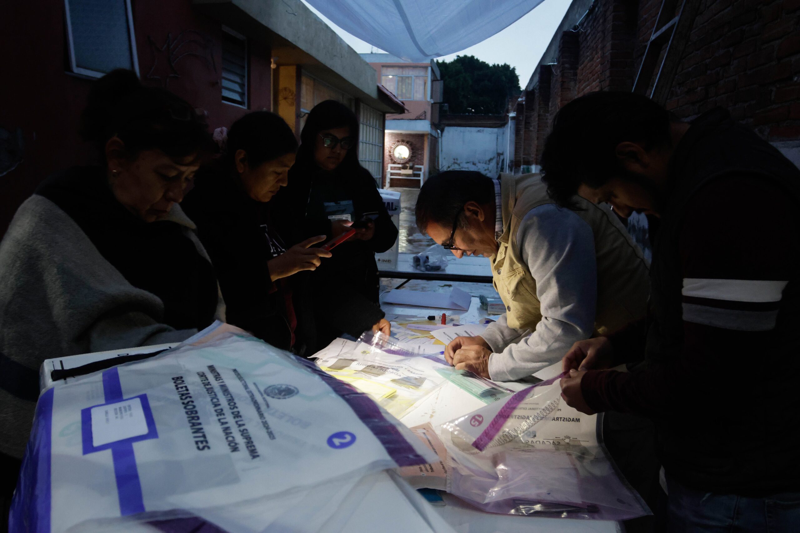 Este domingo se escribió otro capítulo trágico: instituciones clave fueron borradas del camino hacia un México moderno y con futuro.