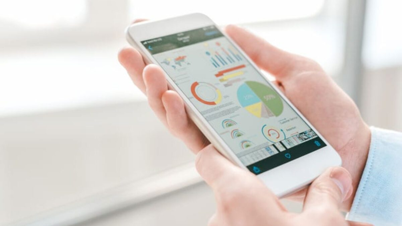 Establece un límite diario para tus gastos y usa apps de control financiero para no excederte. Llevar un registro te ayuda a priorizar lo importante y evitar compras impulsivas.