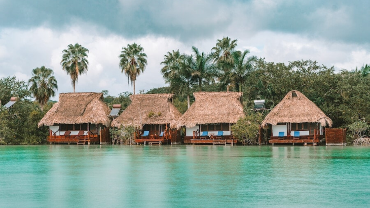 Laguna de Bacalar: este paraíso caribeño enamora con sus tonos azulados y su ambiente sereno. Ideal para nadar, remar o simplemente relajarte frente a una vista inigualable.