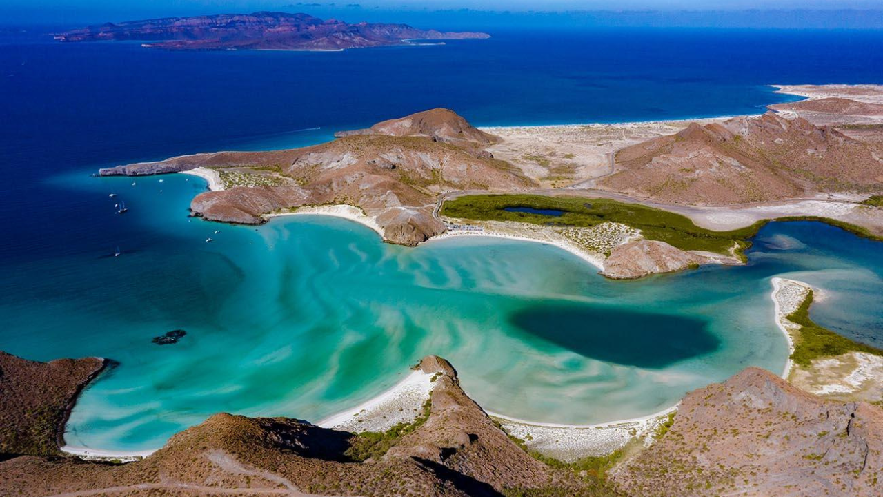 Ubicada cerca de La Paz, Playa Balandra es famosa por su icónica roca en forma de hongo y sus aguas poco profundas de tonos celestes. Es ideal para quienes buscan una experiencia tranquila.